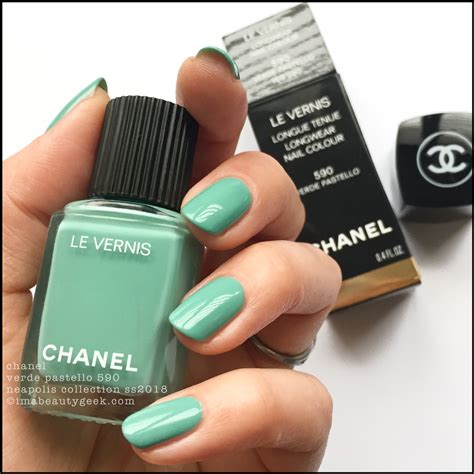 chanel le vernis verde pastello|Chanel le vernis nails.